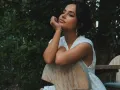 Becky G en una silla. .jpg