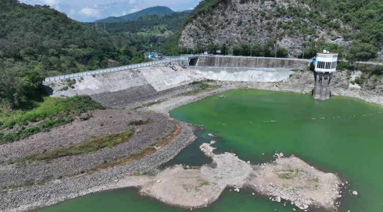 ¡Alerta en Valle de Bravo por bajos niveles de la presa!