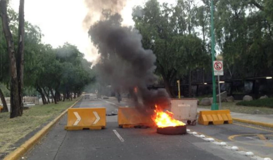 La entrada a Rectoría y al estacionamiento subterráneo de la Facultad de Filosofía y Letras se mantiene cerrada por presuntos estudiantes
