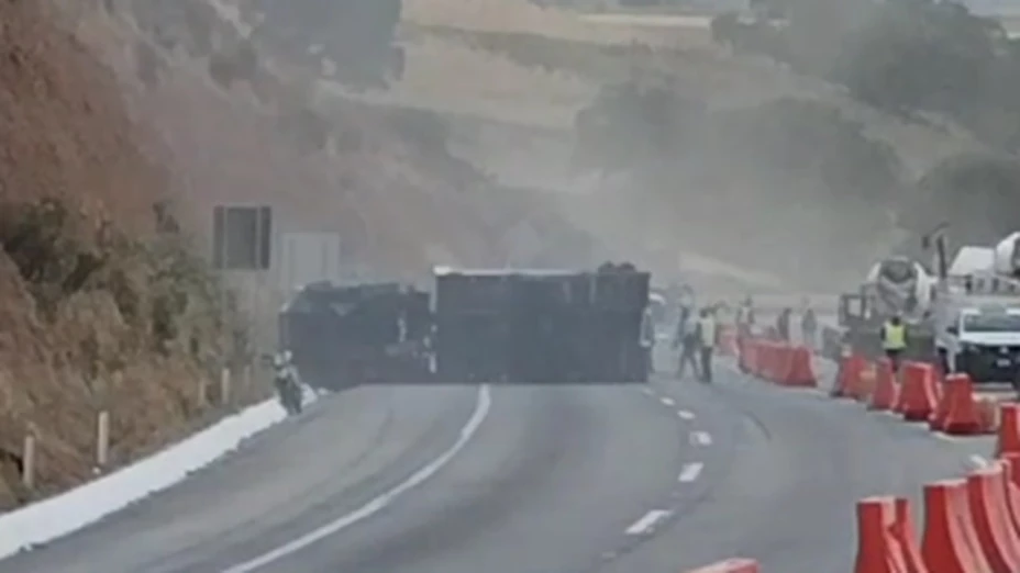 Aparatosa VOLCADURA provoca el CIERRE de la autopista México-Puebla, dirección CDMX hoy