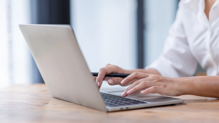 Una persona trabaja con su computadora