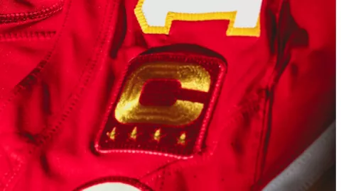 El Parche con la C de oro y estrellas