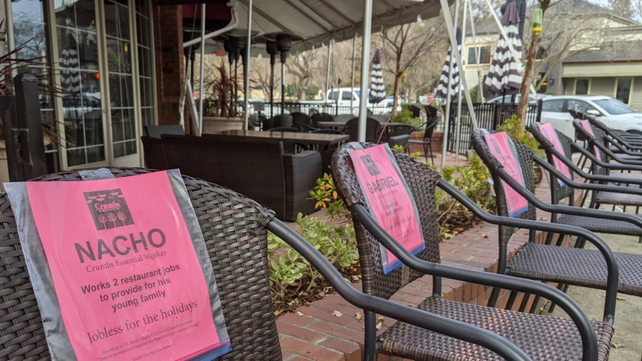 Sillas con nombres de trabajadores que perdieron su empleo durante la pandemia