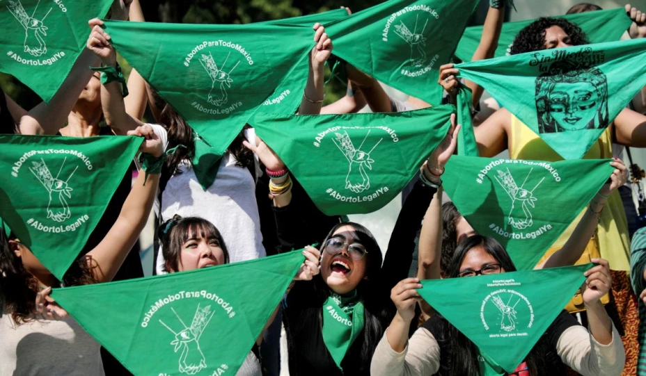 Francia se convierte en el primer país en poner el derecho al aborto en la constitución