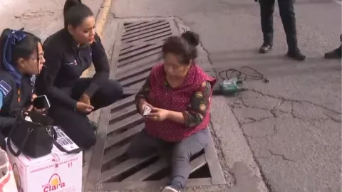 VIDEO: Mujer de Ecatepec queda con la pierna atorada en un respiradero