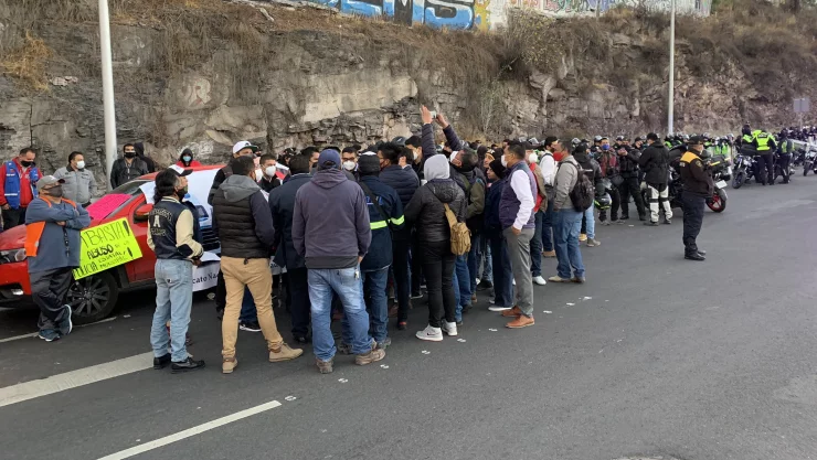 Transportistas provocan caos vial en la México-Pachuca a la altura de Metro Indios Verdes rumbo