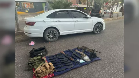 Explosivos, armas y municiones dentro de auto en Los Huizaches en Culiacán