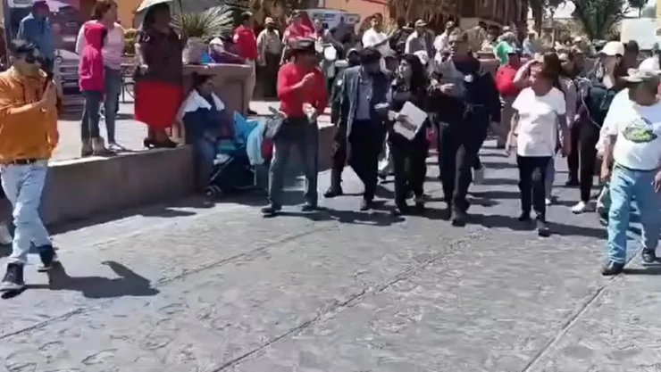 Vecinos Tepeapulco, Hidalgo retienen alcaldesa.jpg