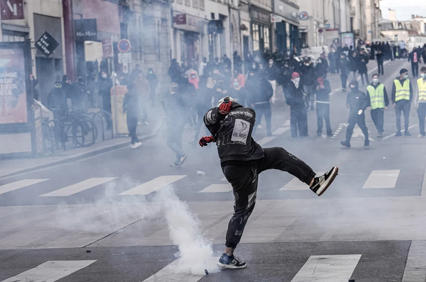 francia_manifestantes_desmanes_costo_vida.jpg