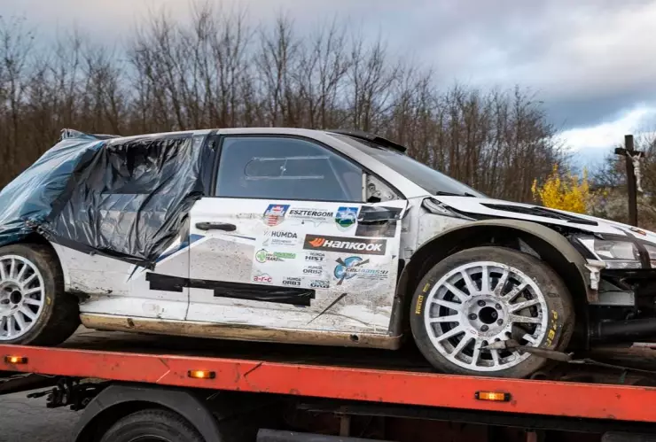 Así quedó el vehículo tras el accidente en un rally.