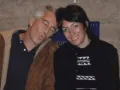 Jeffrey Epstein y Ghislaine Maxwell aparecen en esta imagen publicada por el Departamento de Justicia en Washington, D.C., EE. UU., el 19 de diciembre de 2025, como parte de un nuevo conjunto de documentos de sus investigaciones sobre el difunto financista y delincuente sexual convicto Jeffrey Epstein