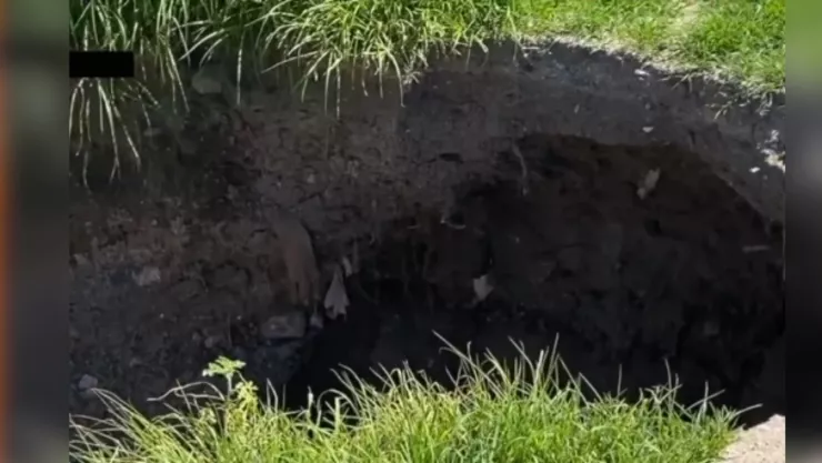 Socavón se abre en Río Guanajuato, Irapuato