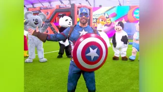 Kike Mayagoitia disfrutó de la celebración y se divirtió en una carrera de botargas.