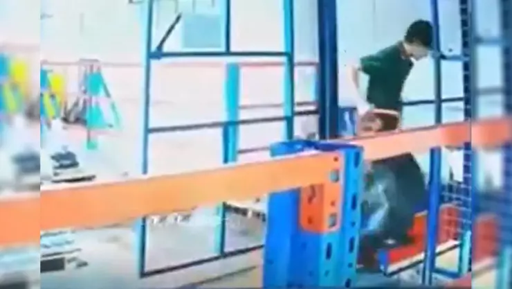 Empleado de China cae al vacío