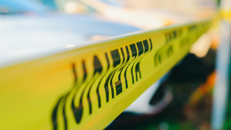 Mujer de 70 años es encontrada muerta en motel; su pareja es sospechoso 