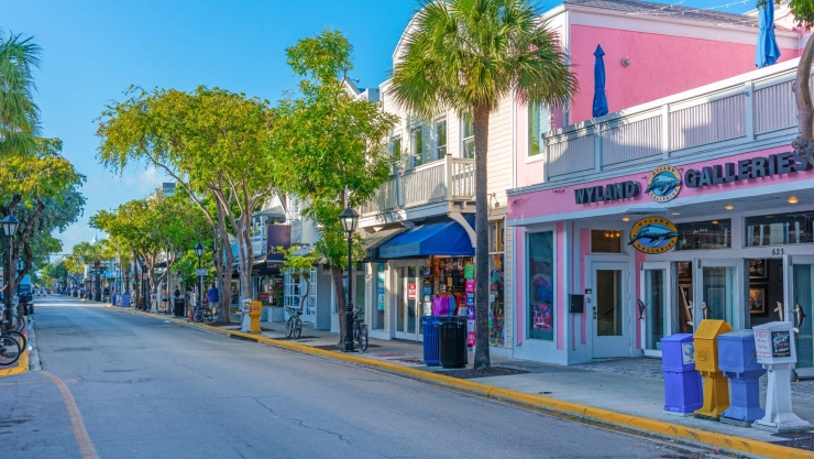las calles de Duval Street en un hermoso día soleado.