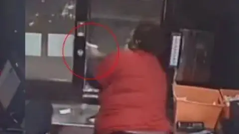 VIDEO_ Empleada apunta a un cliente enfadado por falta de papas fritas en su orden.jpg