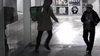 VIDEO FUERTE: Hombre agrede a una mujer de la tercera edad en Rusia; las autoridades lo buscan