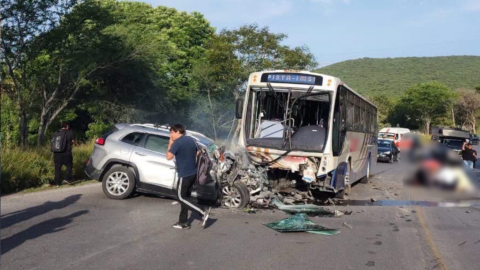 Fuerte accidente entre autobús y un auto