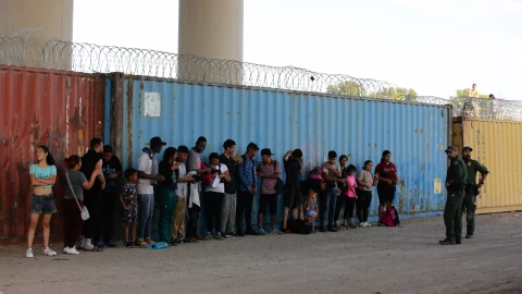 Un grupo de migrantes en la frontera de Eagle Pass, Texas.