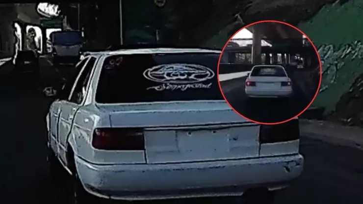 VIDEO: Captan un taxista montachoques en la salida México-Cuernavaca, en CDMX