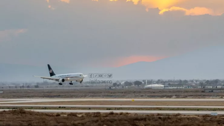 avi&oacute;n despegando del AIFA