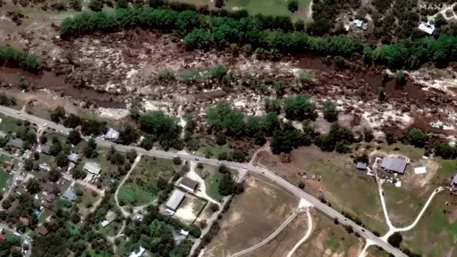 Imagen satelital del después de las inundaciones en Texas: sin construcciones ni árboles.