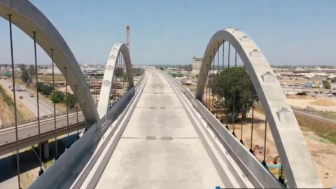 La construcción de un puente en California