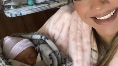 Zudy cargando a Lían.