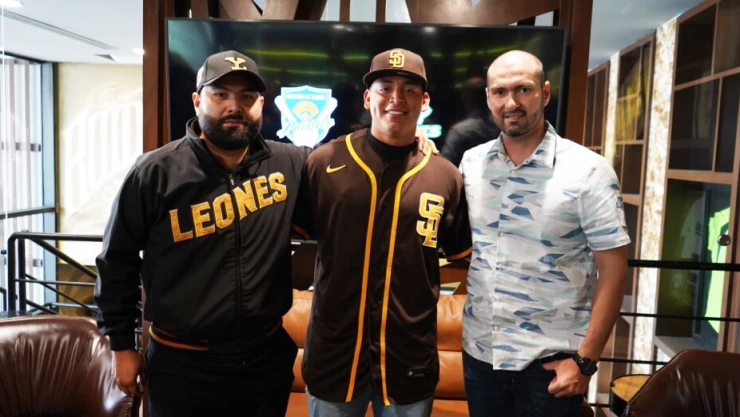 Óliver Carrillo firma Padres de San Diego