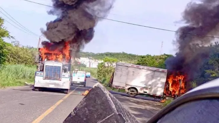 El incendio de dos camiones obligó al cierre de la carretera federal 180 durante varias horas