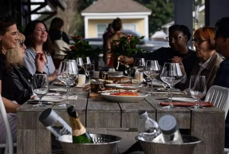 Personas disfrutan de una comida en la parte exterior del restaurante Brother Fox, en Florida.