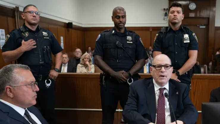 El productor de cine Harvey Weinstein recibe condena de 15 años de cárcel