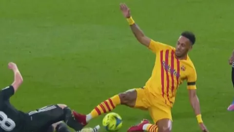 Entrada de Aubameyang a Toni Kroos