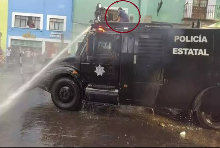 joven sube camión antimotín represión marcha m8 tlaxcala