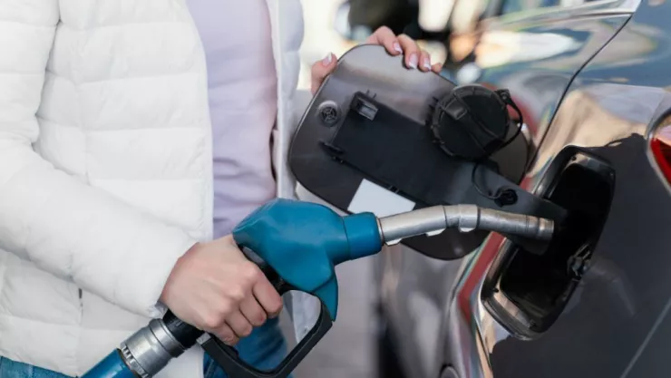 Persona llenando gasolina en Estados Unidos