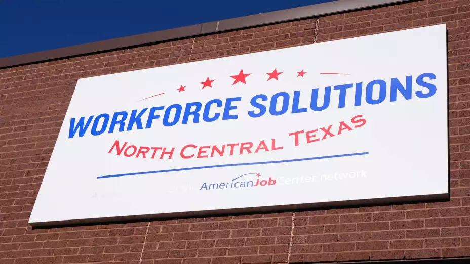 Letrero en la sede de Workforce Solutions of North Central Texas, en Plano, Texas.