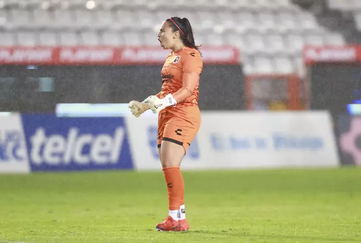 Itzayana González con Tijuana