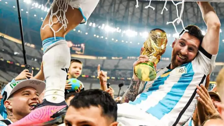 ¡Falsa! La Copa del Mundo en la foto del festejo de Messi no era real