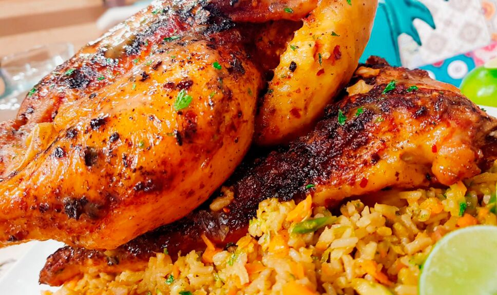 Pollo al limón sobre arroz frito
