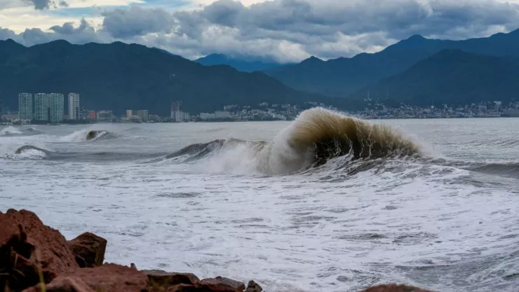 Huracán “Lidia” sigue ganando fuerza: ya es categoría 4