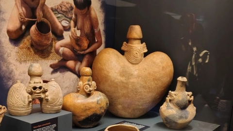Fragmentos taínos de barro y piedra en la Casa del Cordón reviven una cultura ancestral que sigue latente en el Caribe moderno.