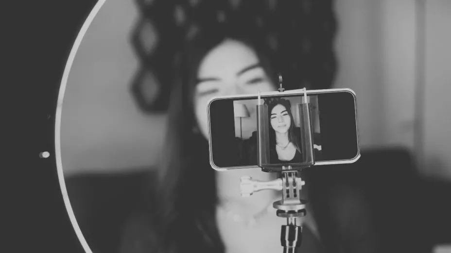 Mujer es apuñalada en el cuello durante transmisión en vivo