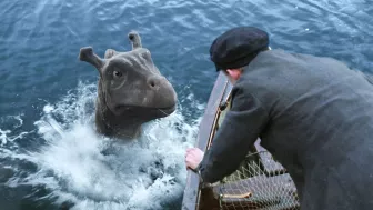 Escena de la película ‘Mi Mascota es un Monstruo’ (The Water Horse: Legend Of The Deep) con Alex Etel como Angus MacMorrow por Azteca 7.