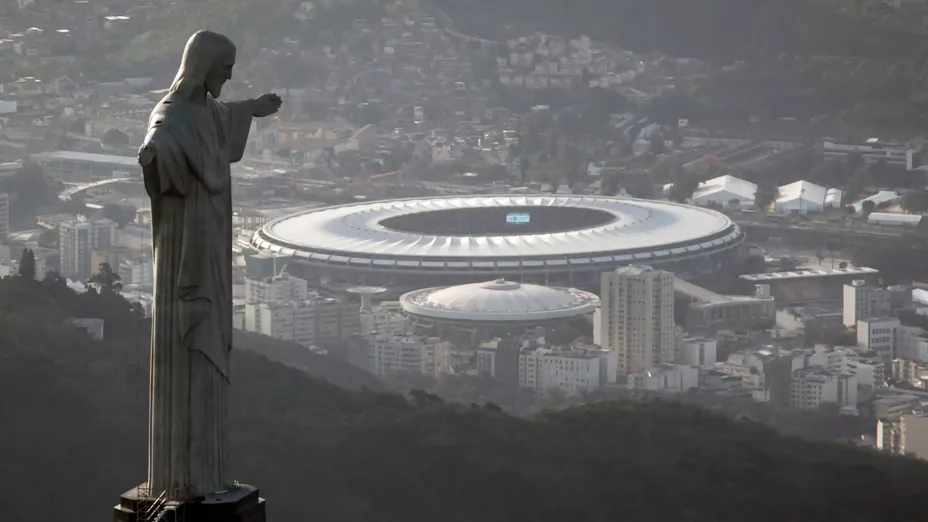 Estadio de Maracaná detrás de la estatua de Cristo Redentor en Río de Janeiro AP Foto Felipe Dana, archivo.jpg