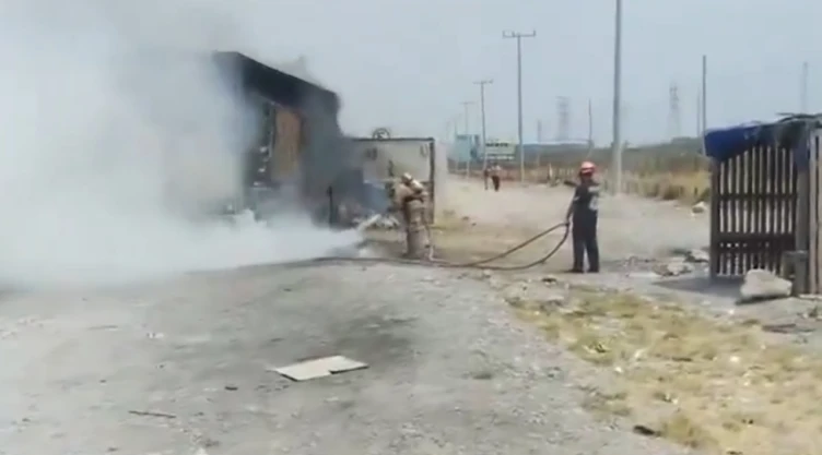 Se incendia tráiler en la Saltillo-Monterrey