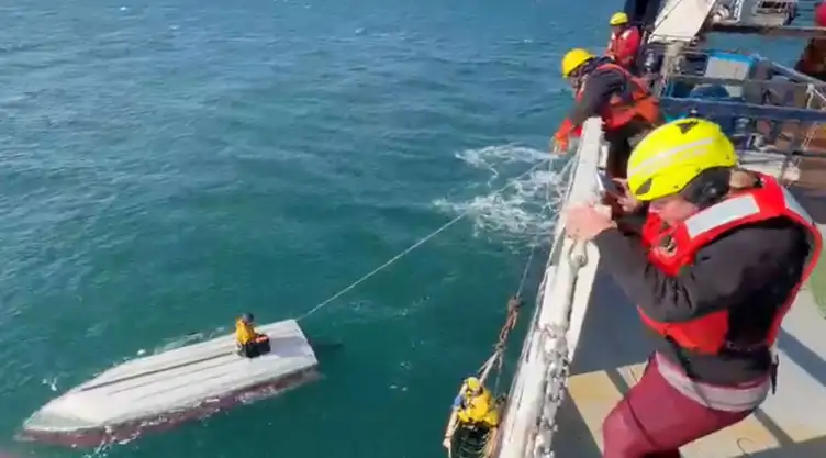 Rescate de un adolescente en el mar de Bering.