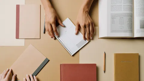 Estos son los ejercicios de journaling que debes hacer para eliminar la mentalidad de escasez