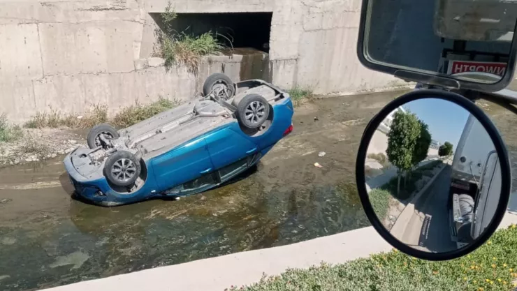 ¡Auto termina volcado en canalización de Tijuana y activa movilización!