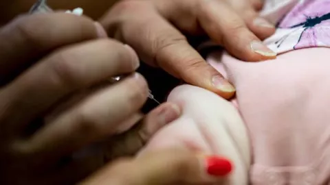 june-2021-berlin-a-pediatrician-administers-a-combination-vaccination-picture-id1234208169